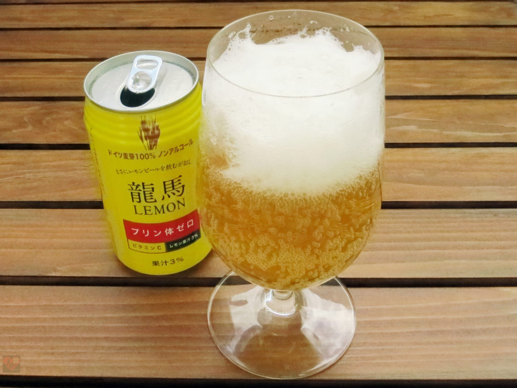 日本ビール 龍馬レモンをグラスに注ぐ