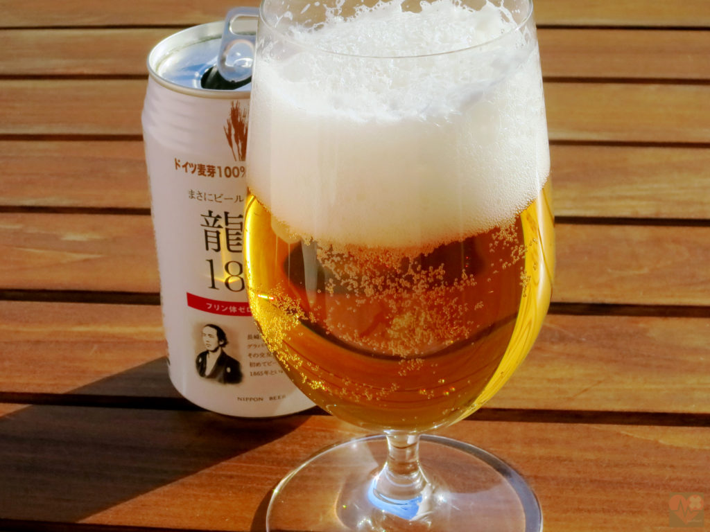 日本ビール 龍馬1865をグラスに注ぐ
